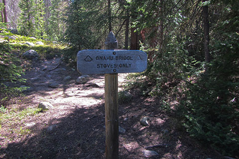 Side trail and sign to Onhau Bridge Campsite