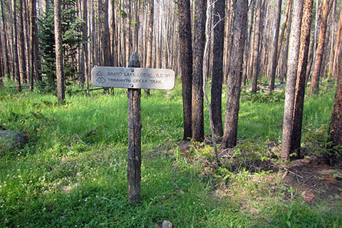 Trail sign indicating the direction and distance to Grand Lake Lodge